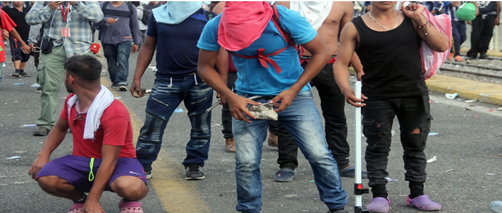 Encapuchados atacó, persiguió y dispersó a migrantes que esperaban